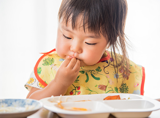 離乳食を手づかみで食べるのは大切な脳の発達につながります